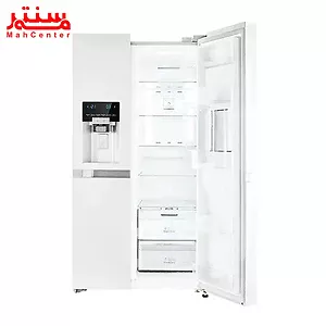 یک یخچال ساید‌بای‌ساید سفید با آب‌سردکن و یخ‌ساز دیجیتال، دارای قفسه‌های شیشه‌ای شفاف و طراحی مدرن برای ذخیره‌سازی بهینه.